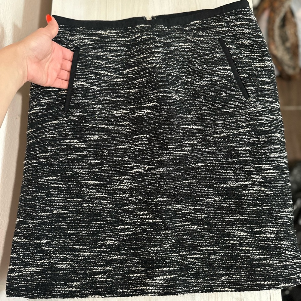 Elegant Black and White Tweed Skirt with Pockets!